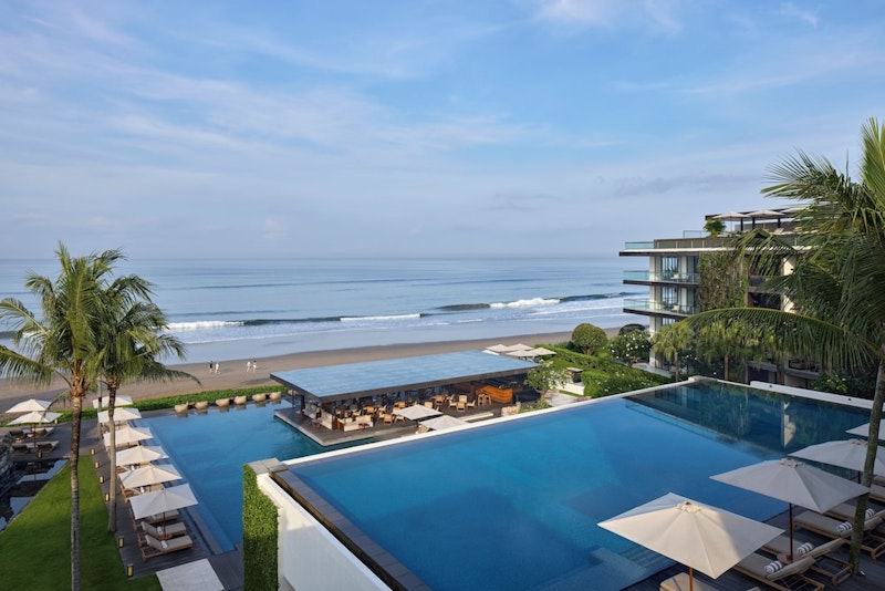 夕日を一望できるプールつき！5つ星ホテルでリラックスステイ。ビジネスクラス利用