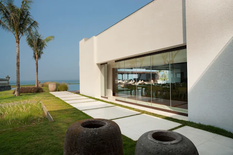 先着10組！3/28(土)販売スタート🎂スミニャックの5つ星ビーチリゾート！絶景のスイートにステイ。ビジネスクラス利用