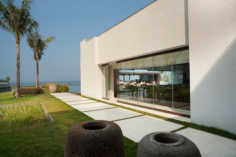 スミニャックの5つ星ビーチリゾート!絶景のスイートにステイ。ビジネスクラス利用