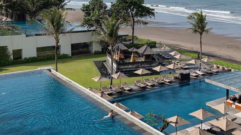 スミニャック地区の絶景5つ星ビーチリゾート！海を望むスイートにぜいたくステイ