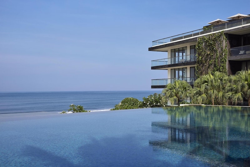 スミニャック地区のエレガントな5つ星リゾート！海を望むスイート泊で叶える極上の休日