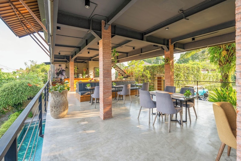 プライベートプール完備！木製インテリアとフレッシュな緑が融合するホテル滞在