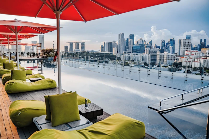 出発日限定でおトク！ルーフトッププール併設のホテル泊。チリクラブの夕食とクルーズつき