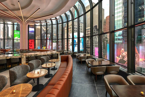 タイムズスクエアが目の前の好立地！マンハッタンの景色も魅力の4つ星ホテルにステイ