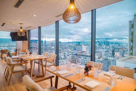 海と空の絶景を楽しむ屋上プールつきホテルにステイ！3大特典つき、ビジネスクラス利用