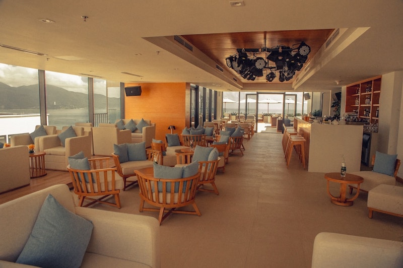 ハン川ディナークルーズつき！豪華な5つ星ホテル滞在。直行便