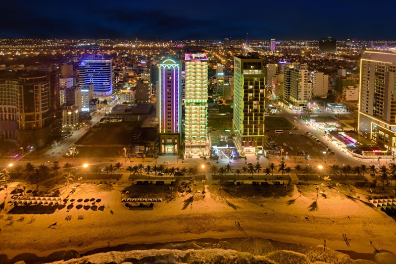 ミーケービーチ沿いの絶景プールつき豪華ホテル!優雅なスイートにぜいたくステイ