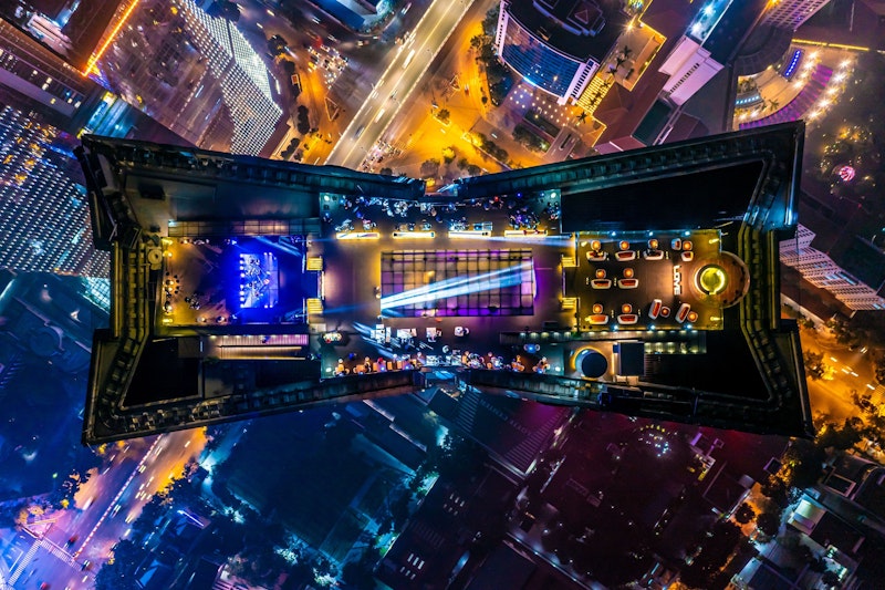 街の絶景を360度まんきつ！ルーフトップバーつき5つ星ホテル泊。ビジネスクラス利用