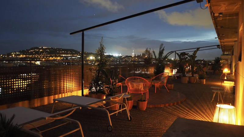 有名なランブラス通りに面した理想的なロケーションのホテルにステイ！