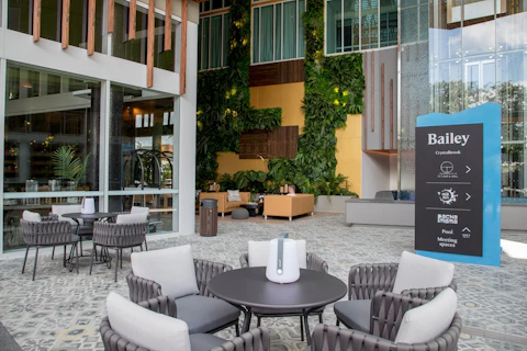 SALE価格 3/28(土)販売スタート🎂市内中心部でアクセスばつぐん!あこがれの5つ星ホテル宿泊で楽しむ特別なケアンズの旅