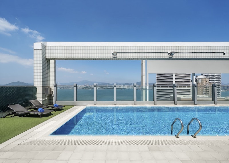 香港大学駅から徒歩1分！開放的なルーフトッププールが自慢の4つ星ホテルに宿泊