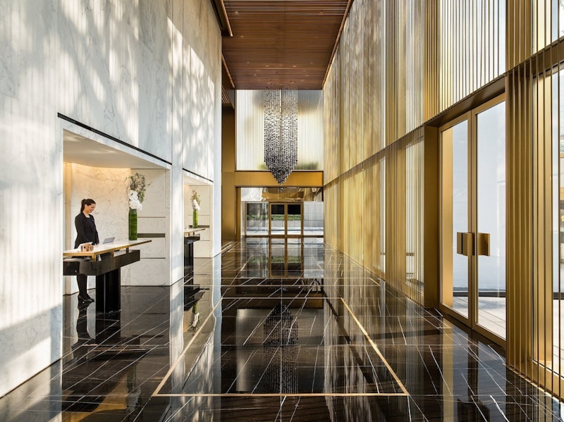 ヴィクトリアピーク行きの山頂列車の駅に直結！上品な内装の5つ星ホテル滞在