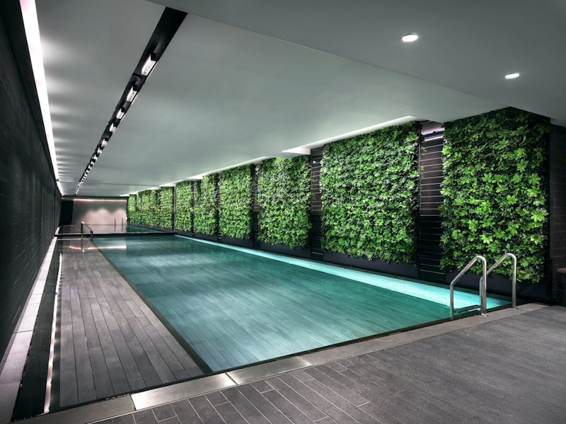 落ちついた雰囲気の屋内プール併設！中環エリアの上品な5つ星ホテルにステイ