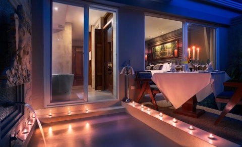 シェムリアップ川ほとりの5つ星ホテル泊。グルメスポットも徒歩圏内。往復送迎つき