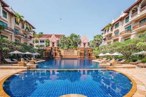 シェムリアップ中心部の5つ星ホテル。プールビューの部屋に宿泊。往復送迎つき