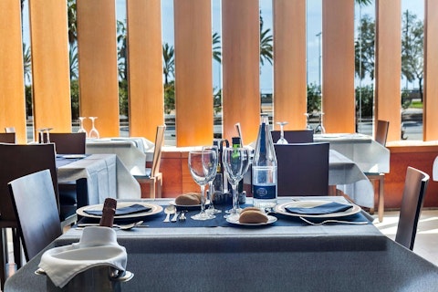 バルセロナの海を眺めるビーチフロントの4つ星ホテルに滞在!朝食つきも魅力。送迎つき