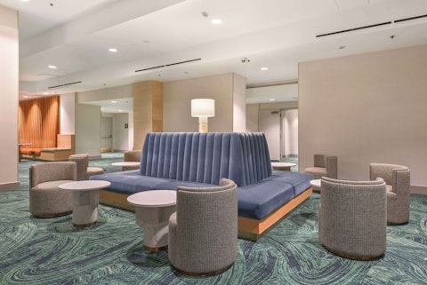 アクティブ派にうれしい立地！屋外プール併設のホテル泊。プレミアムエコノミー利用