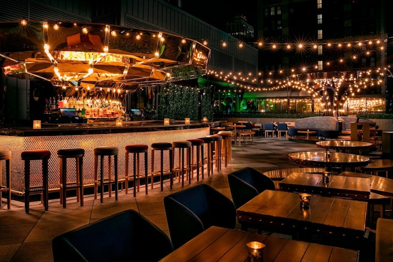 ルーフトップバーも魅力!ミッドタウン地区の4つ星デザイナーズホテルにステイ