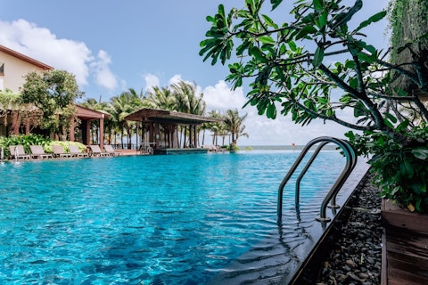 インフィニティプールから海を一望！西海岸ビーチ中心部にある5つ星リゾートにステイ