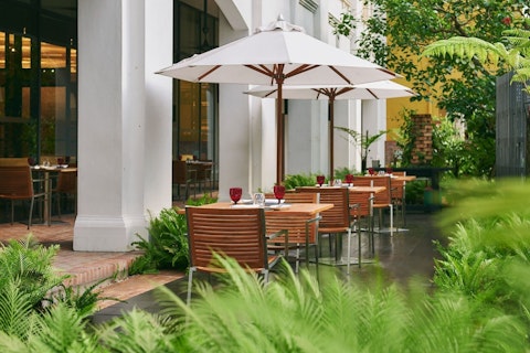 屋上バーから美しい景色を堪能！観光に便利な駅チカ＆洗練された5つ星ホテルにステイ