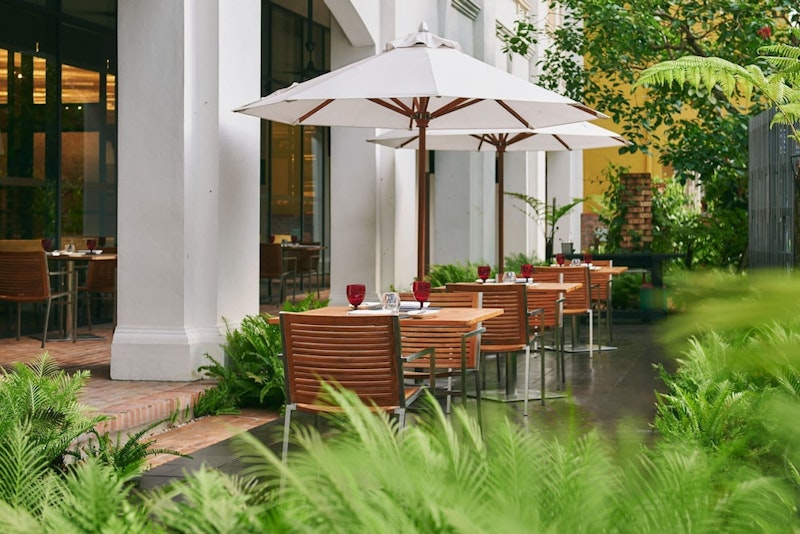 屋上バーから美しい景色を堪能！観光に便利な駅チカ＆洗練された5つ星ホテルにステイ