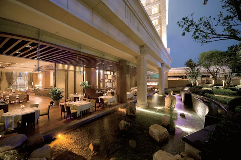 カフェやお店が多く活気あふれる好立地！モダンな4つ星ホテルにステイ。JAL利用