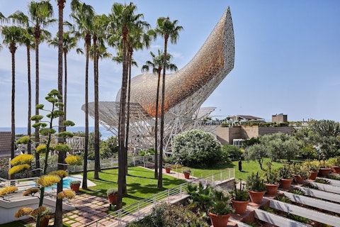 海辺の5つ星高層ホテルにステイ！サグラダ観光つき＆ビジネスクラス利用