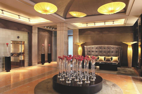 海辺の5つ星高層ホテルにステイ！サグラダ観光つき＆ビジネスクラス利用