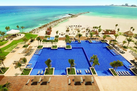 カリブ海の高級リゾートで優雅なホテルステイを満喫。オールインクルーシブ＆送迎つき