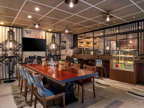 最寄りはBTSサラデーン駅!シーロム通り沿いにあるルーフトップつきホテルに宿泊