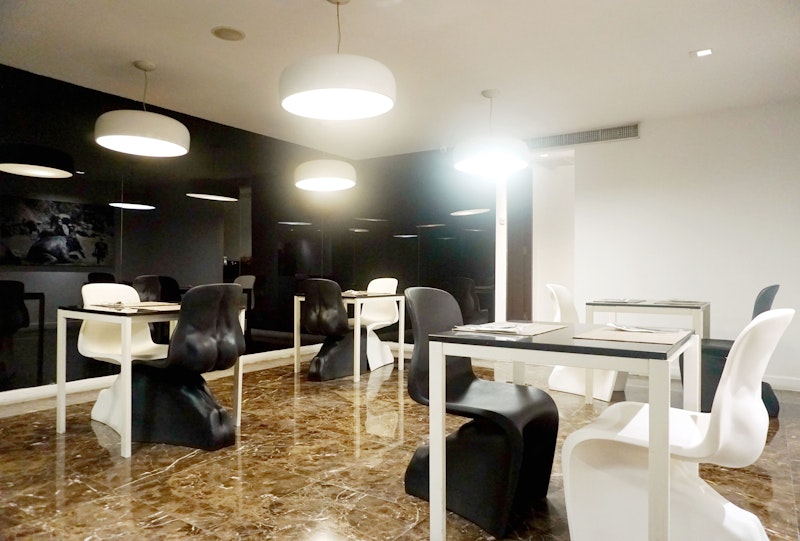 ピンクのガネーシャとワットパクナム観光つき!スクンビットのモダンな快適ホテルにステイ