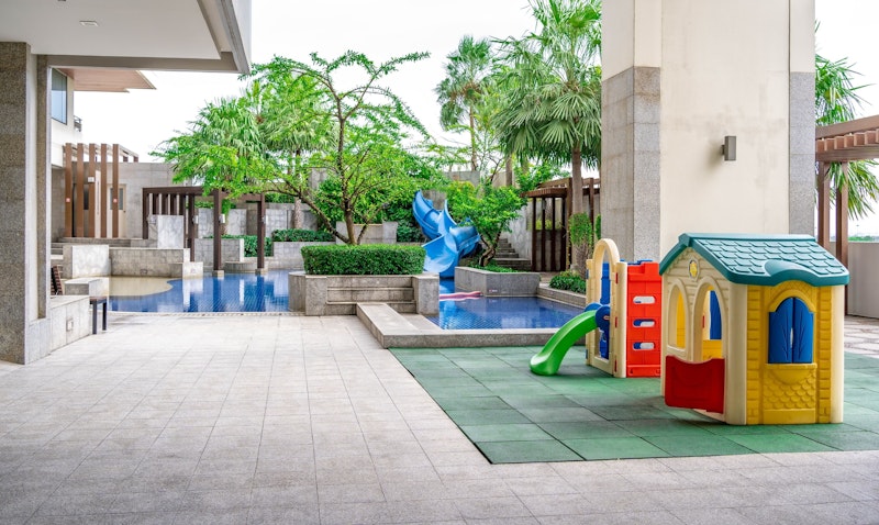 ニューハーフショー鑑賞つき！5つ星の豪華レジデンス型ホテル泊。ビジネスクラス利用