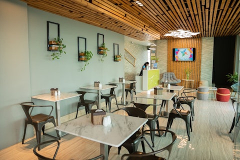 先着100組！1/3(土)販売スタート🎍リーズナブルなのにプチ豪華！おまかせ4つ星ホテルに泊まっておトクな旅をアイランドホッピングを含む5大特典つき！アクティブ派に便利なホテル泊。往復送迎つき