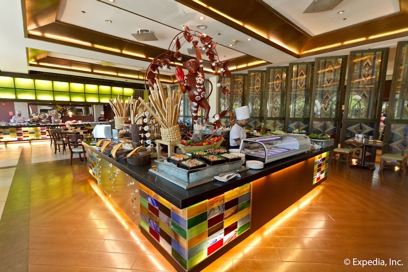 早朝ジンベイザメツアーも！空港が目の前のカジノつき4つ星ホテル泊。ビジネスクラス利用