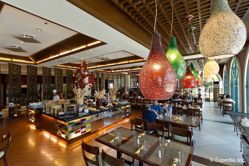 早朝ジンベイザメツアーつき！人気のカジノを満喫。空港が目の前の4つ星ホテルに宿泊