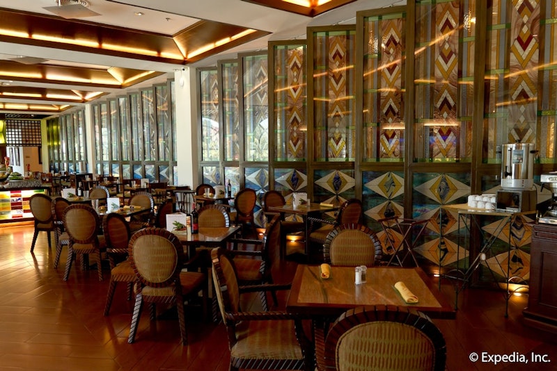 早朝のジンベイザメツアーつき！カジノも魅力の4つ星ホテルに宿泊。ビジネスクラス利用