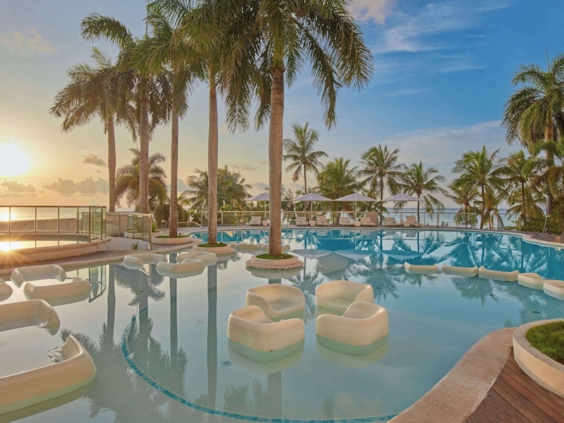 混雑回避の早朝ジンベイザメツアーつき!極上スパも魅力のエレガントな5つ星ホテルに宿泊