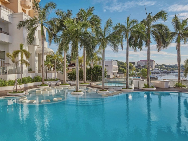 早朝ジンベイザメツアーつき！専用ビーチやスパも魅力のエレガントな5つ星ホテルに宿泊