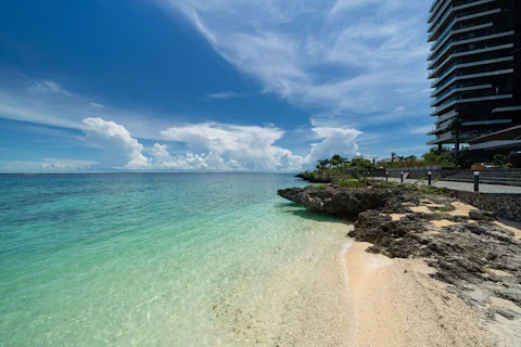 ロマンチックな景色を一望！あこがれのインフィニティプールがついたリゾートに宿泊