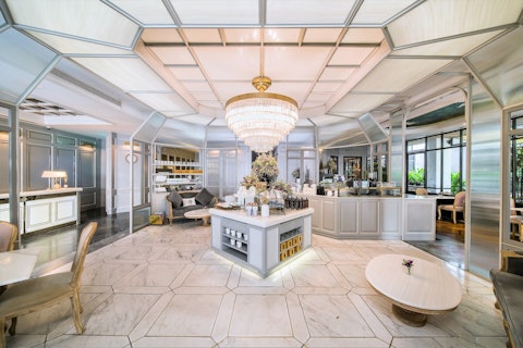 ニューハーフショーつき!トンロー駅へ徒歩4分。クラシカルでおしゃれな高級ホテルに宿泊