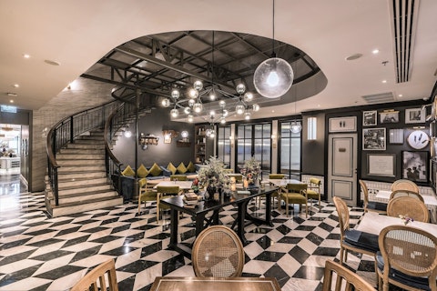 プールからバンコクの夜景を満喫!トンロー駅から徒歩4分の5つ星ホテルにぜいたくステイ