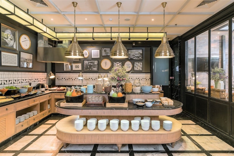 ニューハーフショー鑑賞つき！トンローの写真映えする駅チカ高級ホテルに宿泊。JAL利用