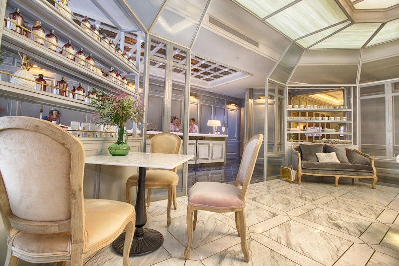 ニューハーフショー鑑賞つき！トンローエリアの駅チカ＆屋外プール併設のホテルにステイ