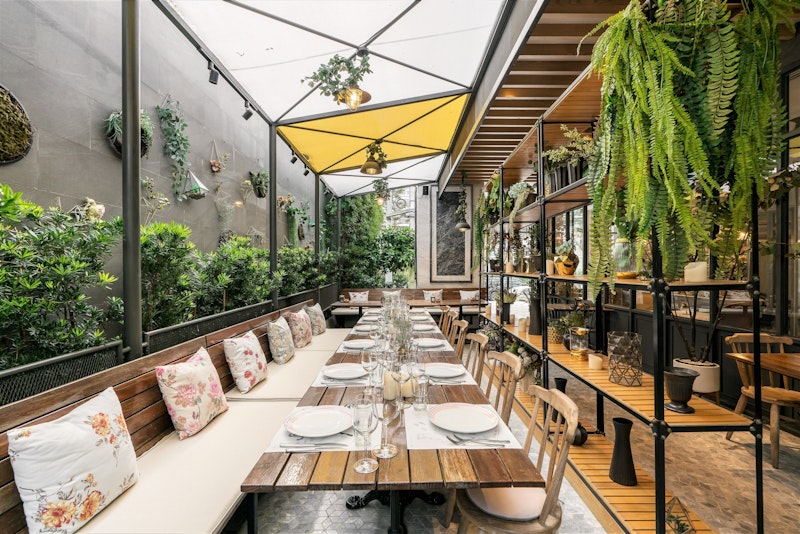 ニューハーフショー鑑賞つき!トンローエリア&クラシックな5つ星ホテルでぜいたく旅