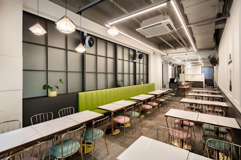 ビジネスクラスで行く！広々したジムやダイニングがそなわるホテルに宿泊