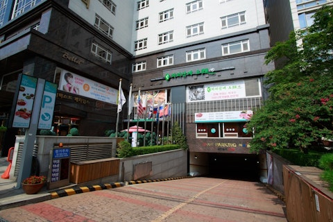 ビジネスクラスで行く！広々したジムやダイニングがそなわるホテルに宿泊