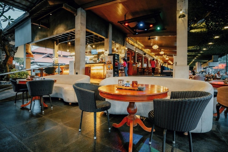 クタビーチすぐ！ショッピングも食事も便利な好立地4つ星ホテル泊。ビジネスクラス利用