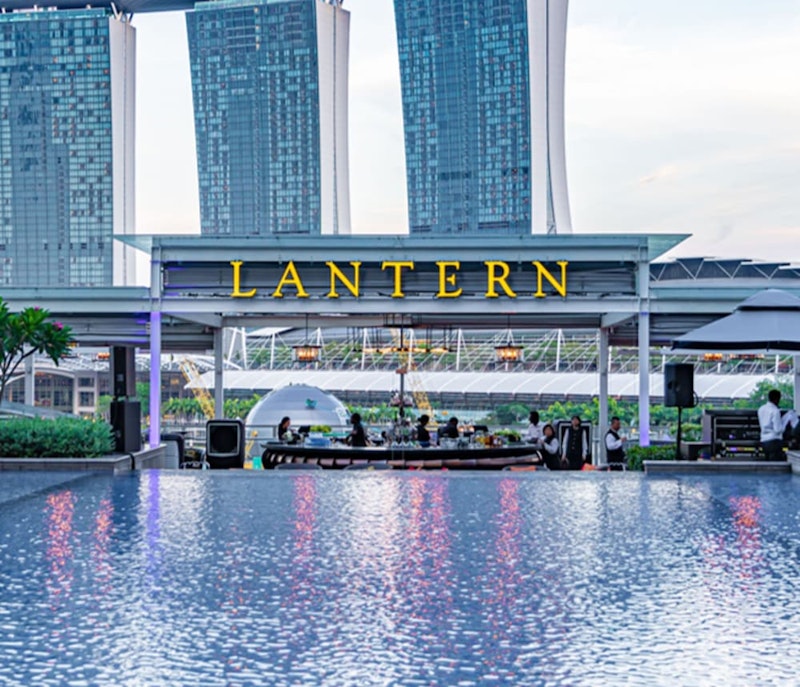 バーやプールで景色を満喫!マリーナベイの豪華5つ星ホテルでぜいたく旅。JAL利用