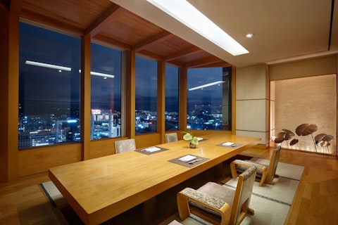 明洞の街景色を見渡す屋内プール完備！韓国屈指の5つ星ホテル泊。ビジネスクラス利用