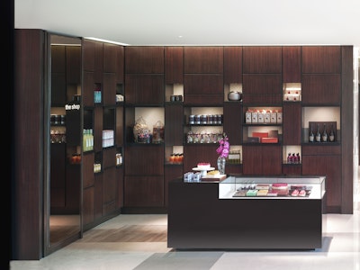 日本朝発、現地昼発！大型ショッピングモールが目の前の5つ星ホテル滞在で充実のマニラ旅